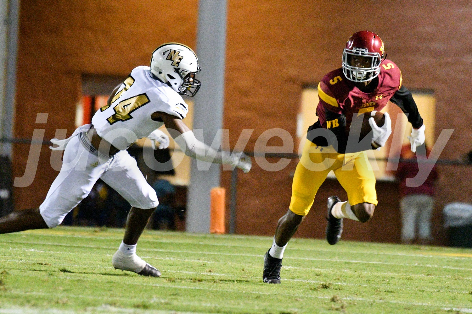 Bud Tolbert (5) runs for yardage after a reception vs. Northeast last week.

Photo/www.jucoweekly.org